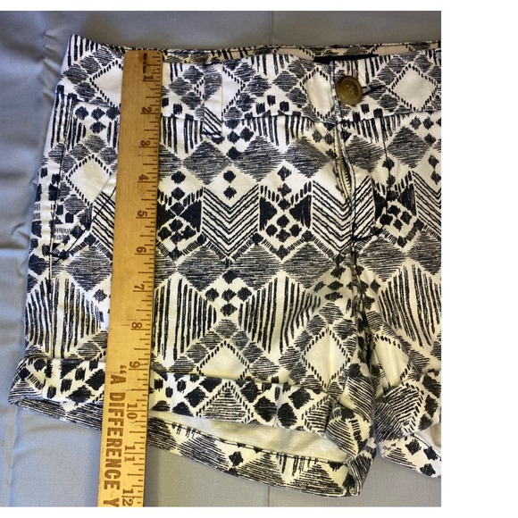 American Eagle Midi Shorts Women's 4 Black White Geometric Tribal Print Stretch - Picture 6 of 7